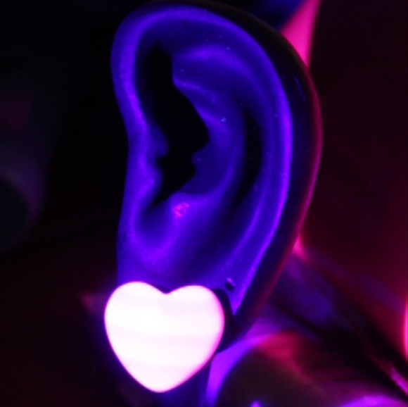 Pink & White Retro Style Heart Earrings ☆GLOWS UNDER BLACK LIGHT☆ - Picture 7 of 8